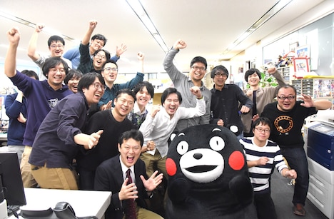 くまモンと記念撮影をするジャンプ編集部員。