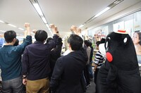 ジャンプ編集部員はくまモンからの発案で、アラバスタ編のラストで麦わらの一味が見せた「仲間の印」のポーズを取ることに。