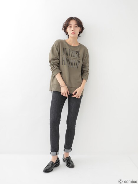 「爪先の宇宙 イメージ ロゴプリントプルオーバー」使用イメージ