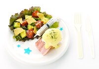 「至高の舞台（オペ）！ 薫のエッグベネディクト＆サラダプレート」