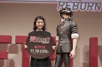 日花里役の川島海荷と滝沢昇校長。