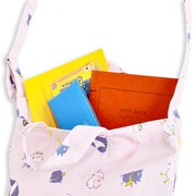 キャンバスショルダートートの使用イメージ。