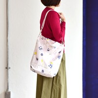 キャンバスショルダートートの使用イメージ。