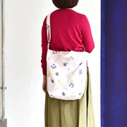 キャンバスショルダートートの使用イメージ。
