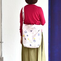 キャンバスショルダートートの使用イメージ。