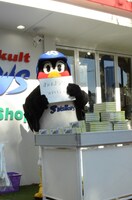 スケッチブックで挨拶をするつば九郎。