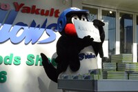 キャンプの様子を説明するつば九郎。