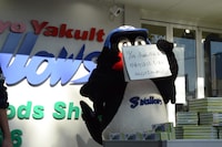 キャンプの様子を説明するつば九郎。