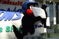 ディナーショーをアピールするつば九郎。