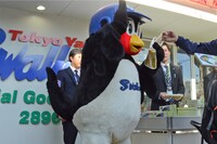 ビールをもらって喜ぶつば九郎。