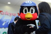 ファンの話を聞くつば九郎。