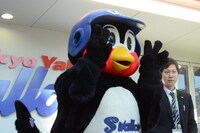 待機列に並ぶファンにもこの表情。