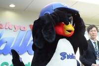 待機列に並ぶファンにもこの表情。