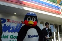 待機列に並ぶファンにもこの表情。