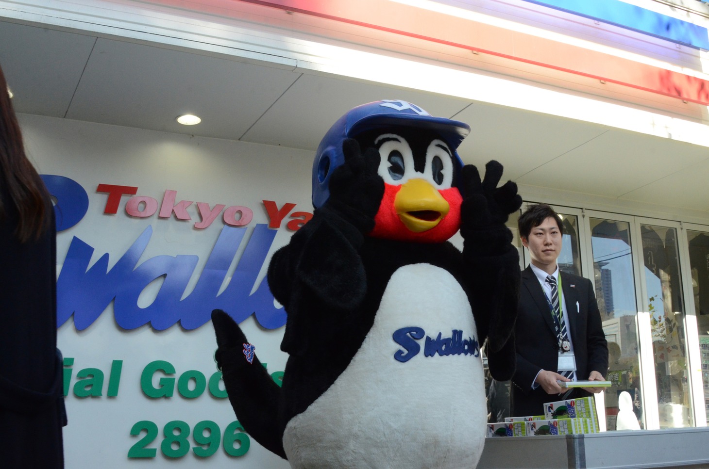 待機列に並ぶファンにもこの表情。