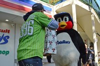 まがりひろあきからのプレゼントを受け取るつば九郎。