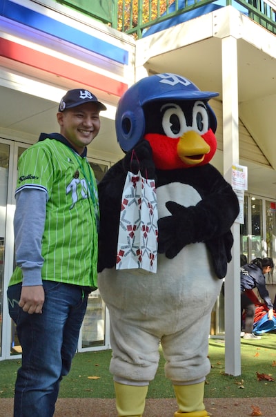 　まがりひろあき（左）とつば九郎。