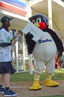 金城の質問に応えるつば九郎。