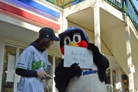 金城の質問に応えるつば九郎。