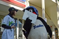 金城の質問に応えるつば九郎。