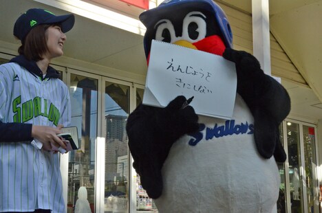 金城の質問に応えるつば九郎。