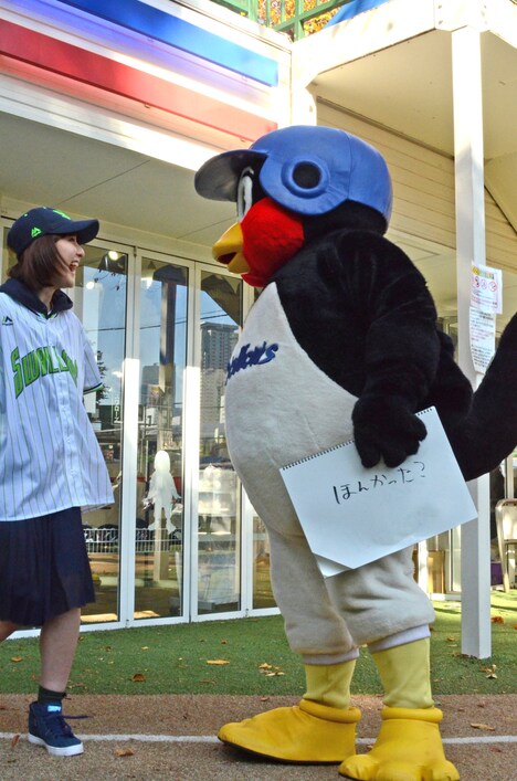 金城がまだ2巻を買っていないと知り、詰め寄るつば九郎。