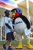 金城がまだ2巻を買っていないと知り、詰め寄るつば九郎。