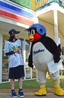 金城がまだ2巻を買っていないと知り、詰め寄るつば九郎。