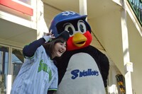 金城成美（左）とつば九郎。