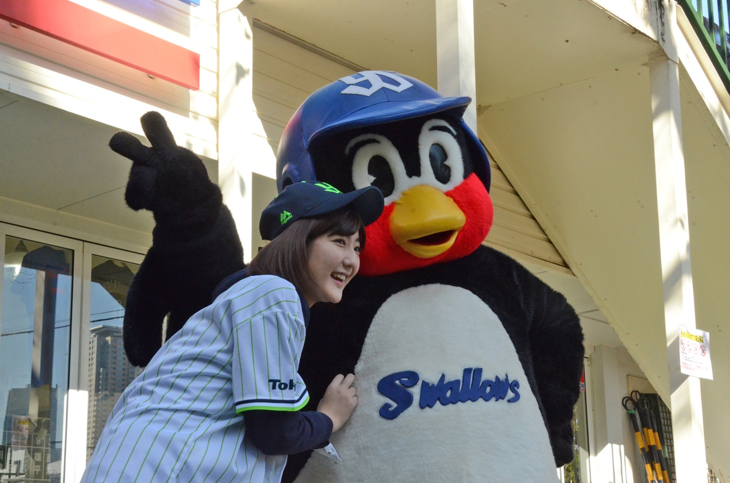 金城成美（左）とつば九郎。