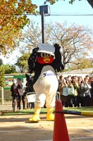 お渡し会に来てくれたファンへ、感謝の言葉を述べるつば九郎。