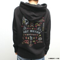 「らんま1/2 NEONパーカー」の着用イメージ。