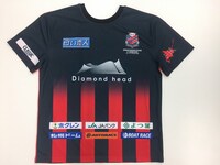 Twitterキャンペーンの当選者に当日プレゼントされる「2WAYユニホーム型Tシャツ」。(c)1996 CONSADOLE