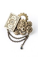 和泉一織モデルのブローチ