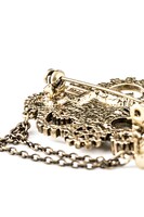 百モデルのブローチ