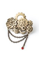 七瀬陸モデルのブローチ