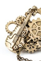 六弥ナギモデルのブローチ