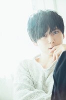 明智透真を演じる梶裕貴。