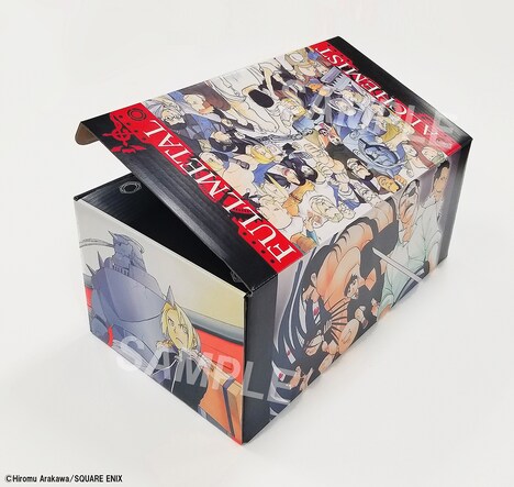 「鋼の錬金術師 完全版」全巻と、ガイドブック「鋼の錬金術師 CHRONICLE」が収納できる「特製コミックBOX」。