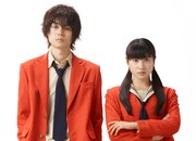 左から吉田春役の菅田将暉、水谷雫役の土屋太鳳。