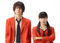 左から吉田春役の菅田将暉、水谷雫役の土屋太鳳。