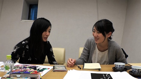 左から担当編集者の金城小百合、米代恭。