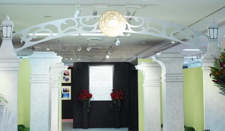 「少女革命ウテナ TVアニメ放送20周年記念展 ～薔薇と革命の記憶、絶対運命黙示録～」の入り口。