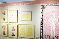 「少女革命ウテナ TVアニメ放送20周年記念展 ～薔薇と革命の記憶、絶対運命黙示録～」の様子。