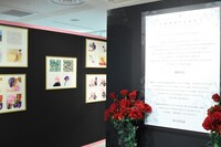 「少女革命ウテナ TVアニメ放送20周年記念展 ～薔薇と革命の記憶、絶対運命黙示録～」の様子。