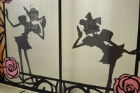 「少女革命ウテナ TVアニメ放送20周年記念展 ～薔薇と革命の記憶、絶対運命黙示録～」の様子。