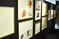 「少女革命ウテナ TVアニメ放送20周年記念展 ～薔薇と革命の記憶、絶対運命黙示録～」の様子。