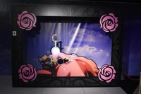 「少女革命ウテナ TVアニメ放送20周年記念展 ～薔薇と革命の記憶、絶対運命黙示録～」の様子。