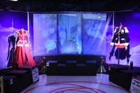 「少女革命ウテナ TVアニメ放送20周年記念展 ～薔薇と革命の記憶、絶対運命黙示録～」の様子。