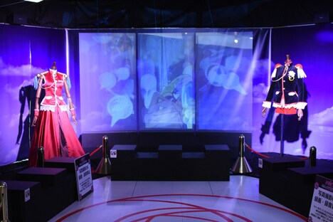 「少女革命ウテナ TVアニメ放送20周年記念展 ～薔薇と革命の記憶、絶対運命黙示録～」の様子。